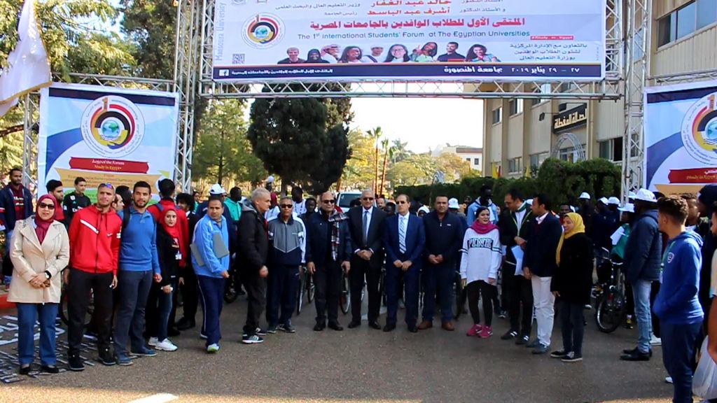رئيس جامعة المنصورة يطلق اشارة البدء لمارثون الدراجات للملتقى الأول للطلاب الوافدين
