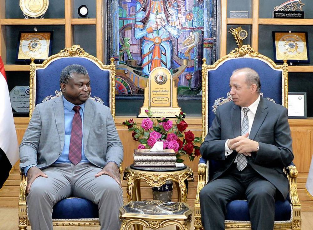 رئيس جامعة المنصورة يستقبل وزير الصحة بدولة جامبيا خلال مشاركته في المؤتمر الدولي لقسم الأمراض النفسية