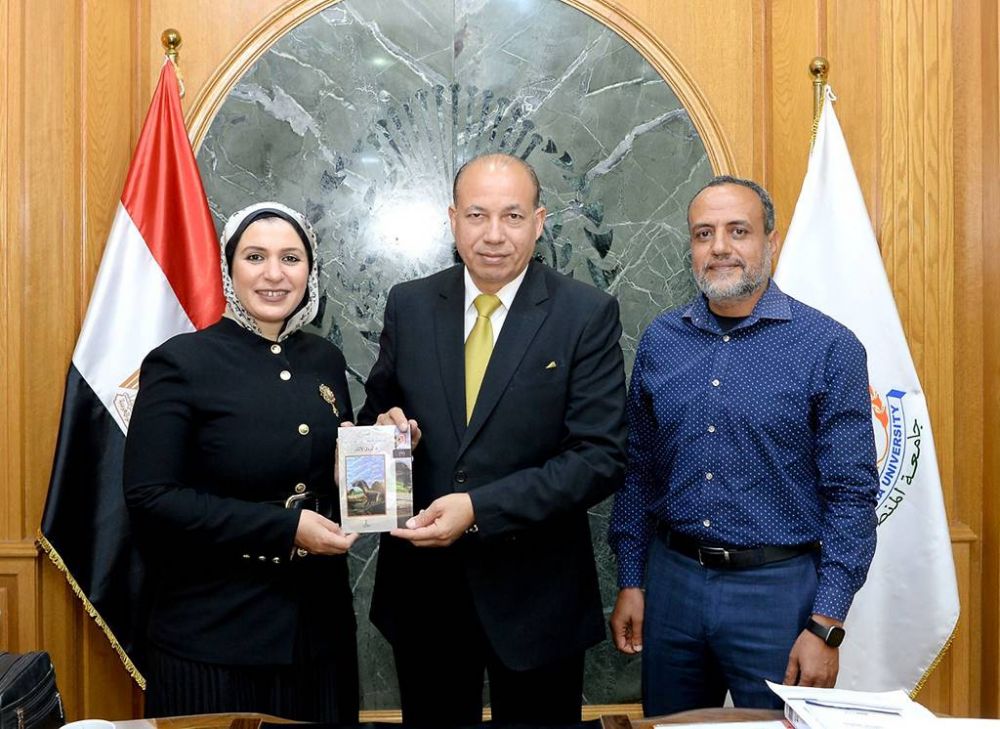 Mansoura University President Receives Vertebrate Paleontology Center’s Team