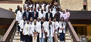 Dans le cadre du programme de stage d'été international... Les étudiants de l'Université Al-Ain d'Irak rencontrent le pionnier mondial de la greffe de rein, le prof Dr Mohamed Ghoneim, à l'Université de Mansoura