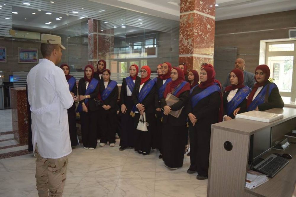 وفدٌ من طلاب جامعة المنصورة يزور المعامل الرئيسية لإدارة الحرب الكيميائية لتعزيز الوعي العلمي والوطني